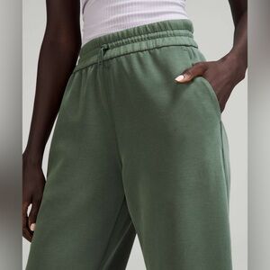 Lululemon Softstreme High-Rise Straight Leg Crop
Smoked Spruce 23”